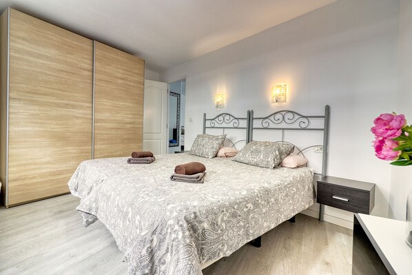 3 chambres, fer et planche à repasser, accès au Wi-Fi (inclus)
