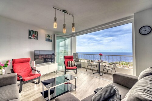 Spacious Central Apt. w/ private parking/ocean view