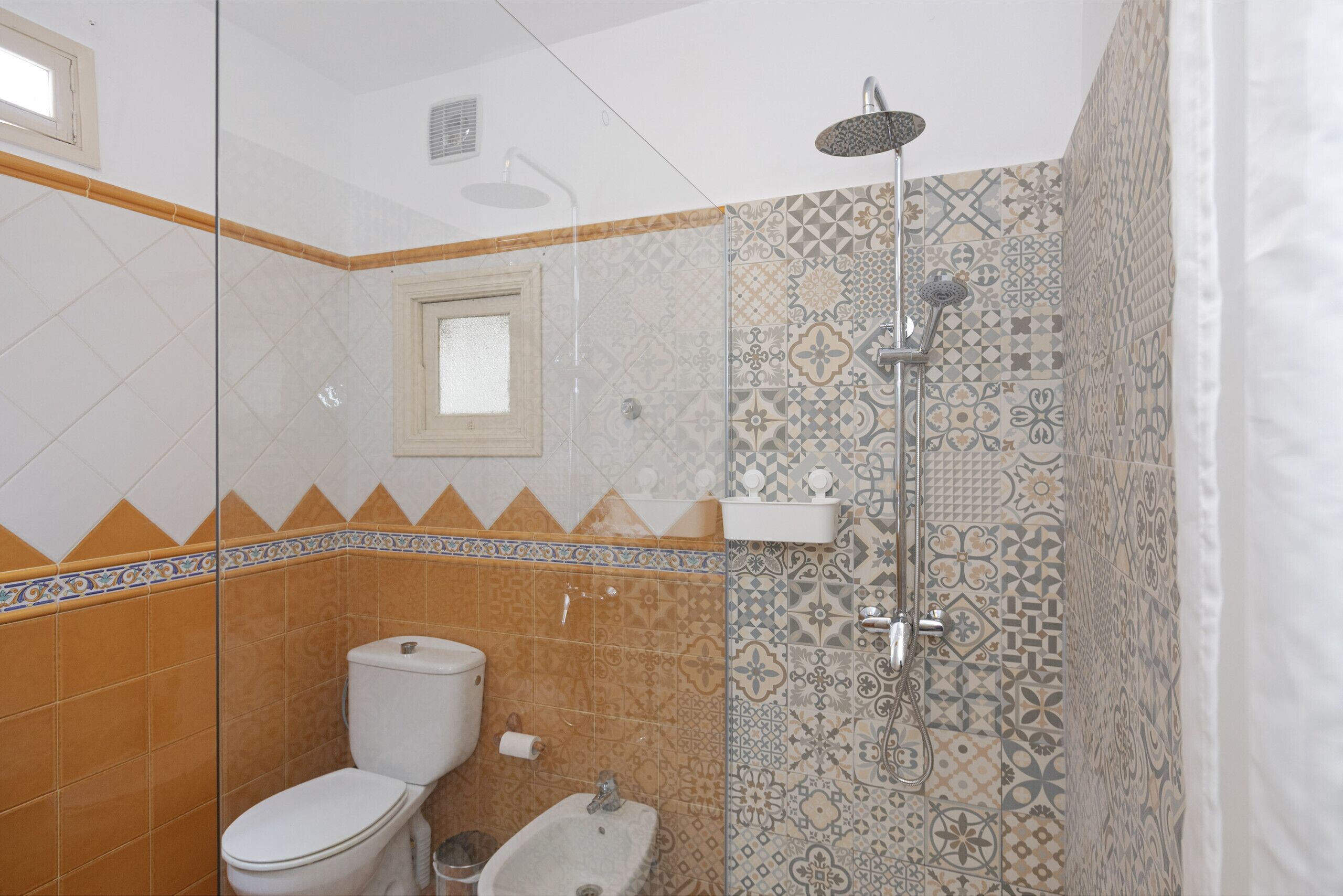 Douche, sèche-cheveux, bidet, serviettes fournies