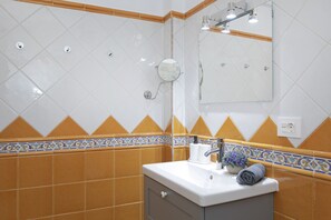 Shower, hair dryer, bidet, towels