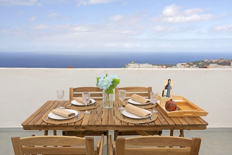 Outdoor dining. Rooftop View Escape / 1 Min to Center/Fast Wi-Fi
