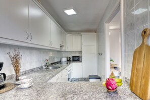 Kühlschrank, Mikrowelle, Ofen, Wasserkocher mit Kaffee-/Teezubehör