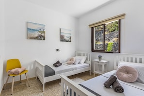 4 bedrooms, iron/ironing board, free WiFi, bed sheets