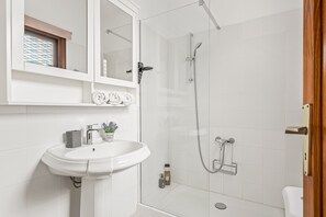 Dusche, Haartrockner, Handtücher
