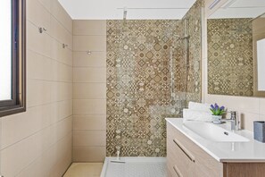 Shower, hair dryer, towels