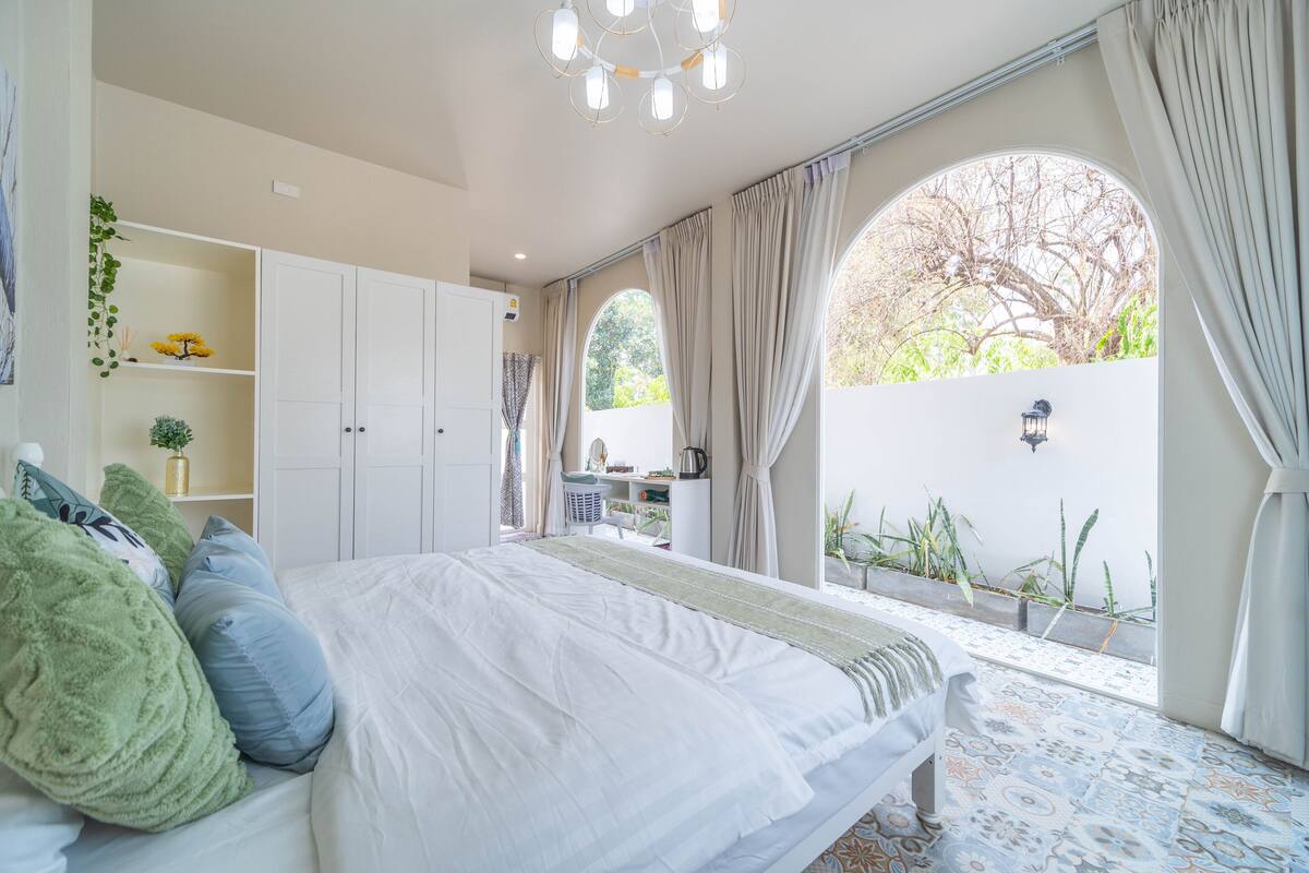Suite estudio ejecutiva, 1 cama de matrimonio grande, vistas al jardín | Ropa de cama de alta calidad y edredones de plumas