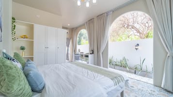 Studio Suite Eksekutif, 1 Tempat Tidur King, pemandangan kebun | Seprai premium, selimut bulu angsa, dan bantalan ekstra lembut