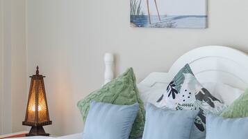 ห้องเอ็กเซ็กคิวทีฟสตูดิโอสวีท, เตียงคิงไซส์ 1 เตียง, วิวสวน | เครื่องนอนระดับพรีเมียม, ผ้านวมขนเป็ด, เตียงพร้อมฟูกเสริมที่นอน