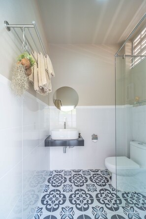 Douche, douche à « effet pluie », articles de toilette de luxe