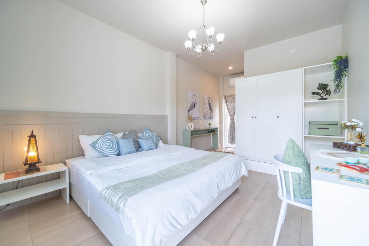 Suite monolocale Premium, vista giardino | Biancheria da letto di alta qualità, copriletto in piuma