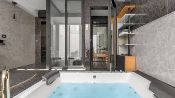 Apartment | Private spa tub