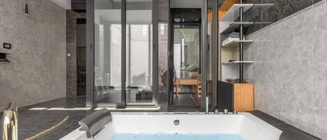 Apartment | Private spa tub
