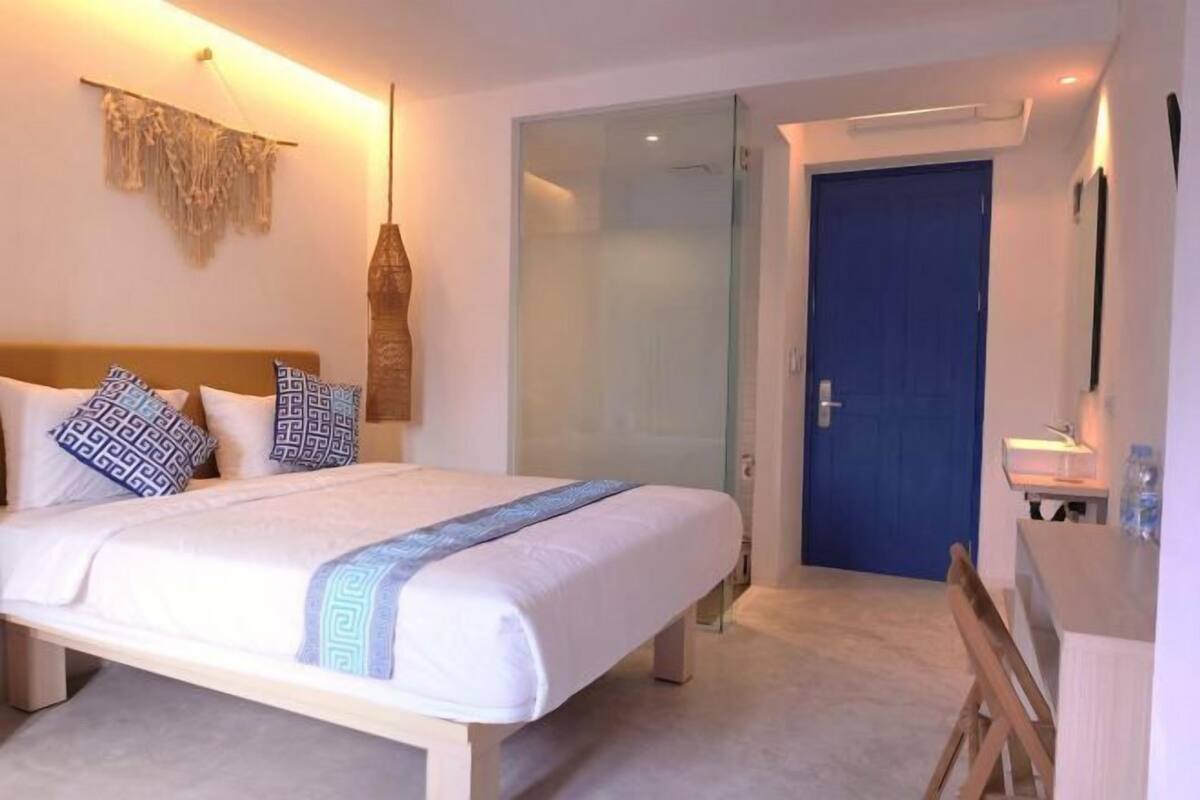 Desk, WiFi (free), bed sheets