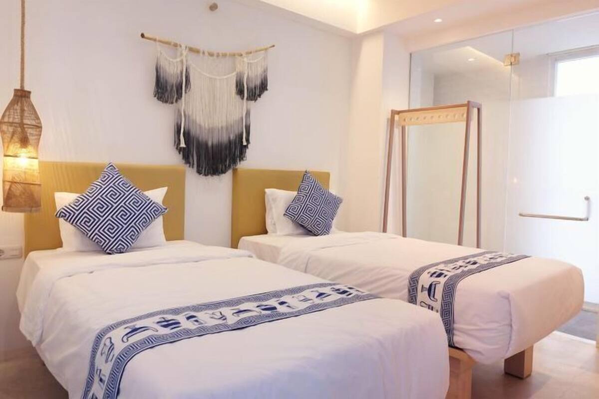 Desk, WiFi (free), bed sheets