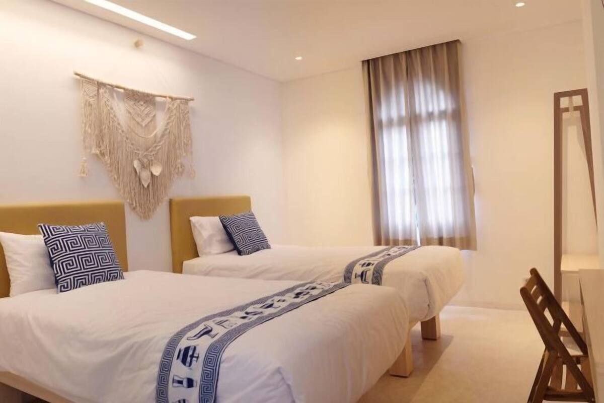 Desk, WiFi (free), bed sheets