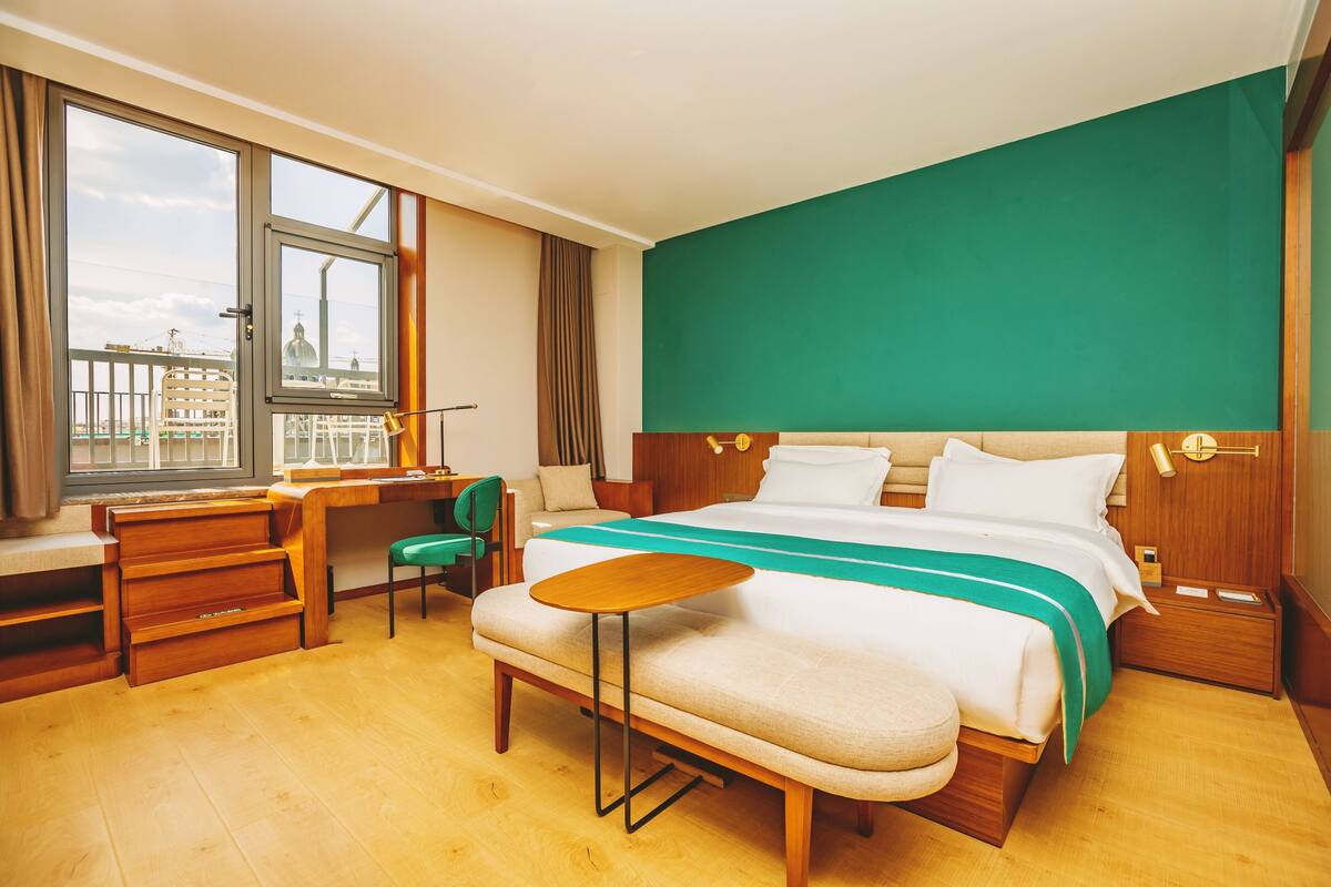 Habitación Premier, vistas al patio | Ropa de cama de alta calidad, caja fuerte, escritorio