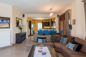 Smart TV, fireplace - Kalamaki Boutique Villa, Heated Pool, 5' From Beach (Galatas)