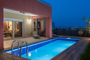 Een buitenzwembad, een verwarmd zwembad