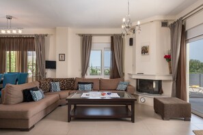 Een smart-tv en een open haard