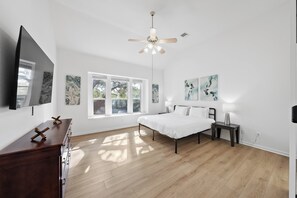 4 bedrooms, desk, iron/ironing board, travel cot - Huge Oasis! 5/4 HOUSE w/ Hot Tub Beautiful! (San Antonio)