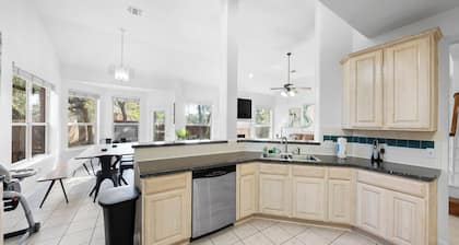 Huge Oasis! 5/4 HOUSE w/ Hot Tub Beautiful!
