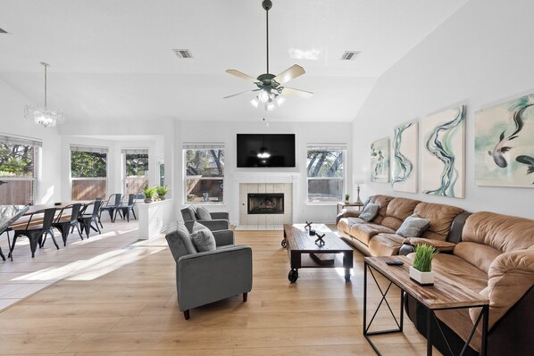 TV, table football, stereo - Huge Oasis! 5/4 HOUSE w/ Hot Tub Beautiful! (San Antonio)