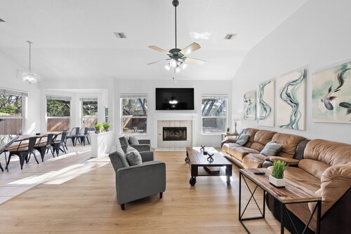 Huge Oasis! 5/4 HOUSE w/ Hot Tub Beautiful!