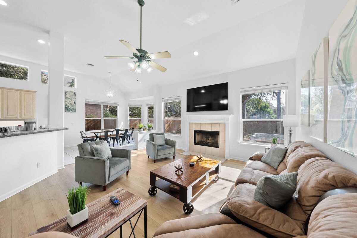 Huge Oasis! 5/4 HOUSE w/ Hot Tub Beautiful!