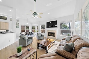 TV, table football, stereo - Huge Oasis! 5/4 HOUSE w/ Hot Tub Beautiful! (San Antonio)