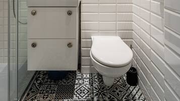 City studio | Badkamer | Een douche, handdoeken, zeep, shampoo