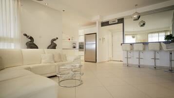 Apartemen, balkon, pemandangan pantai | Area keluarga | Smart TV 43-inci dengan saluran TV digital