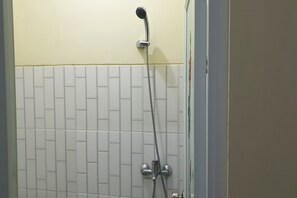 ห้องดีลักซ์ดับเบิล | ห้องน้ำ | ฝักบัว, สบู่