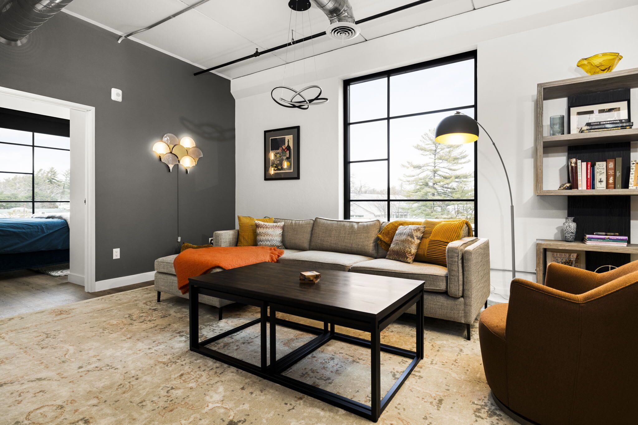 Televisio, takka, stereot, työhuone