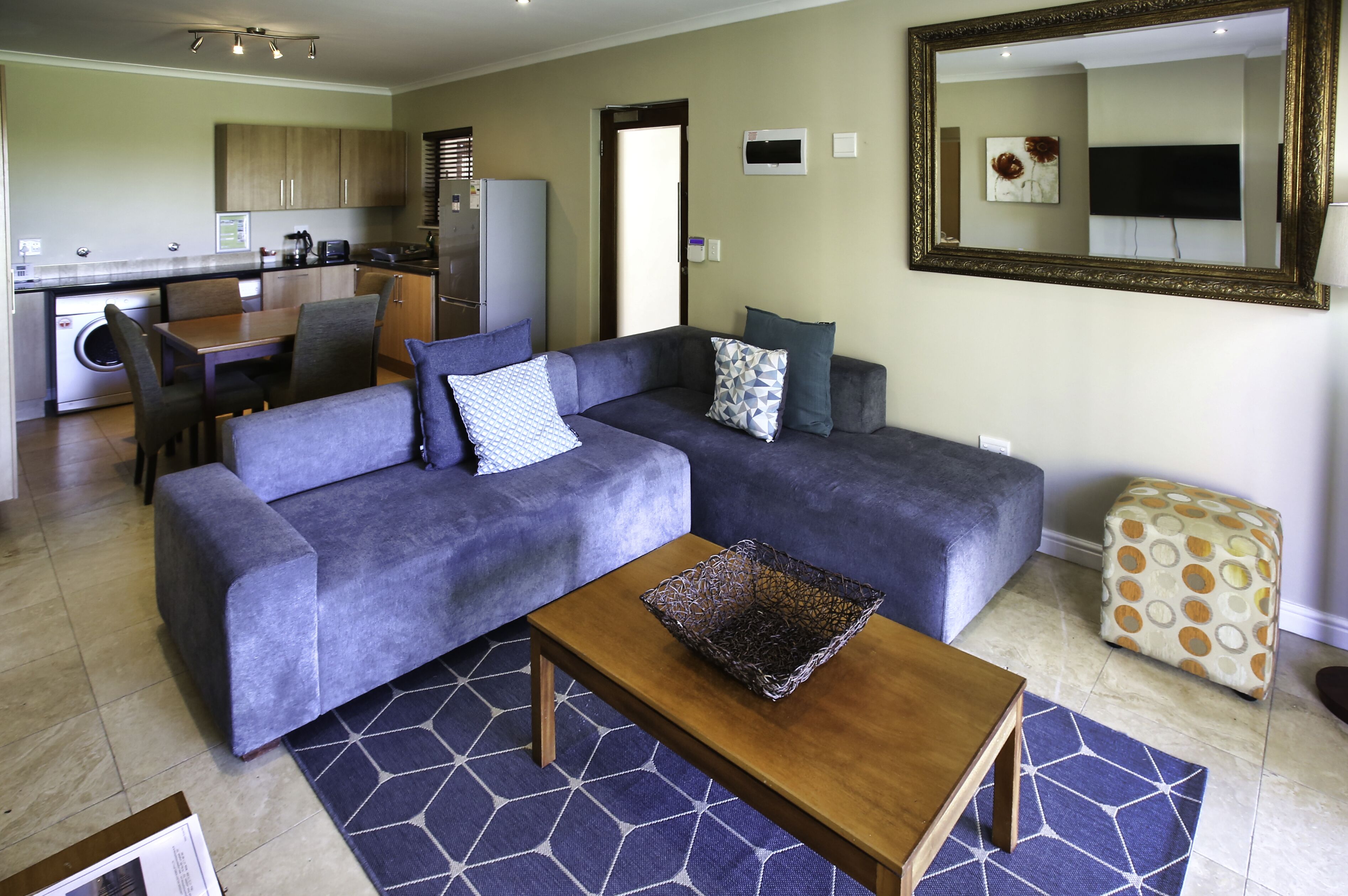 Departamento Confort | Área de sala de estar | Televisión de pantalla plana de 42 pulgadas con canales vía satélite 