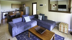 Leilighet – comfort | Oppholdsområde | En 42-tommers Flatskjerm-TV med Parabol-TV