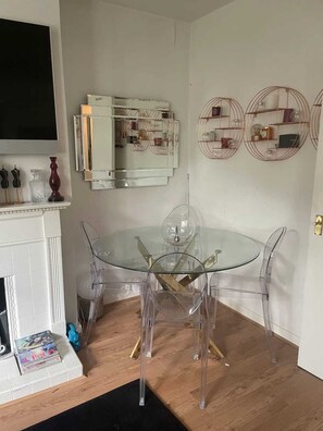 Basic Apartment | Dining