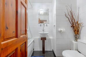 Appartamento Basic | Bagno | Asciugamani, sapone, shampoo, carta igienica