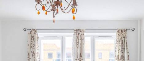 Apartemen Basic | 2 kamar tidur dan seprai linen