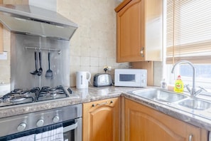 Apartamento básico | Cozinha privada | Geladeira, micro-ondas, fogão, cooktop