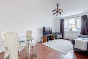 เบสิกอพาร์ทเมนท์ | บริเวณนั่งเล่น | ทีวี