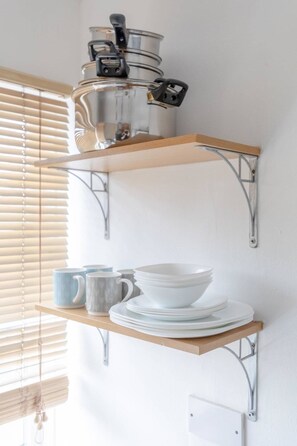 เบสิกอพาร์ทเมนท์ | ครัวส่วนตัว | ตู้เย็น, ไมโครเวฟ, เตาอบ, เตาประกอบอาหาร