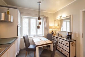 Classic Apartment | Living area | Flat-screen TV - FeWo Engler Doppelzimmer Gartenstraße (Lueneburg)
