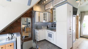 Classic Apartment | Private kitchen | Full-size fridge, microwave, oven, stovetop