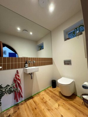 Bathroom - Beautifully Designed 4BD House Peckham, London! (London)