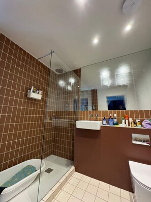 Hus – basic | Bad | Håndklær, såpe, sjampo og toalettpapir