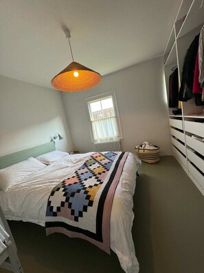 Hus – basic | 4 soverom, skrivebord for bærbar PC, strykejern/-brett og sengetøy