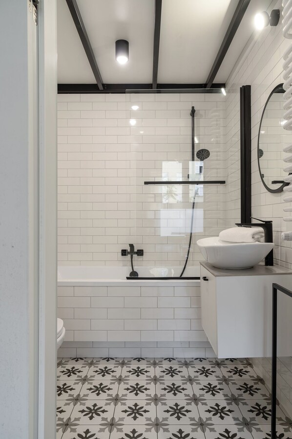 Deluxe Apartment | Bathroom | Towels, soap, shampoo, toilet paper