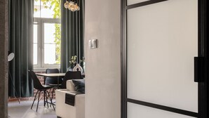 Un intérieur moderne comprenant un coin repas, un canapé et une porte coulissante.