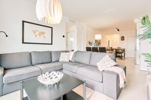 Smart TV - Luxe Penthouse Marinsa Beach, Mc01, Korte Loopafstand van Strand en Boulevard (El Morche)