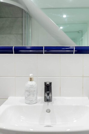 Basic Apartment | Bathroom